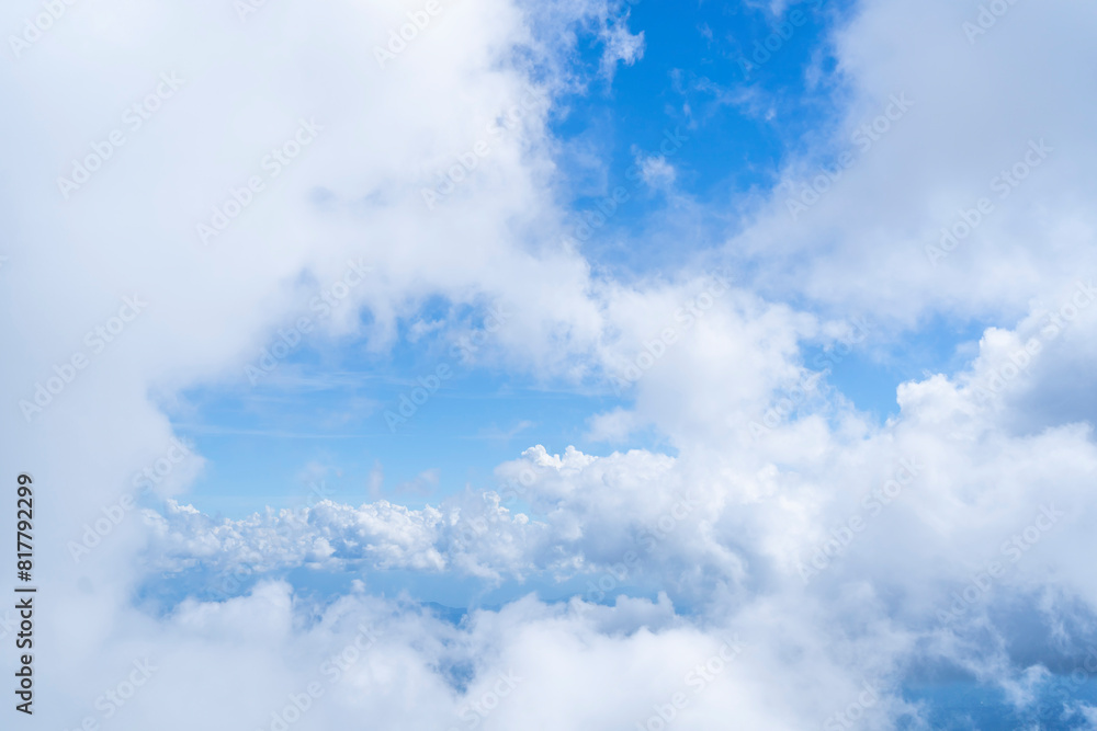 雲海のなかから見える青空