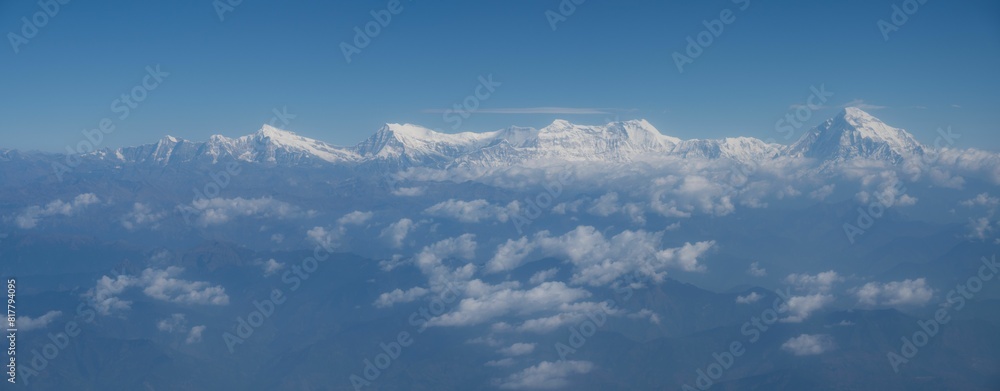 Fototapeta premium A view of mountains in the sky from an airplane window