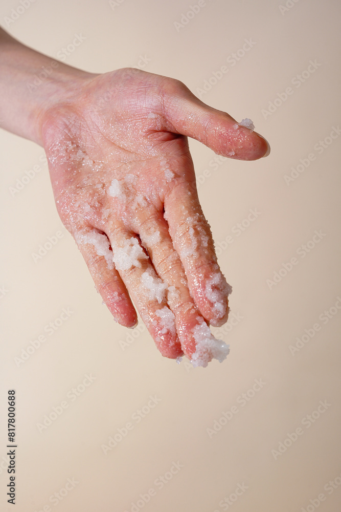 Fototapeta premium アジア女性の手とボディスクラブのテクスチャ