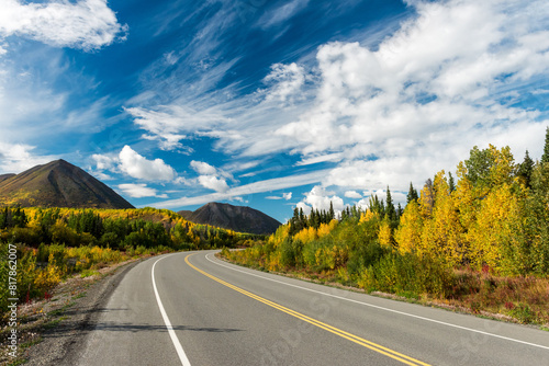 Obraz na płótnie Scenic mountain highway in Kluane National Park with fall colors, Yukon Territor