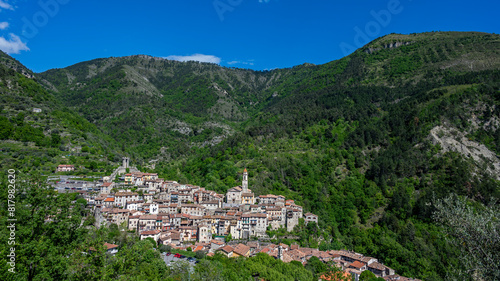 Paysage de l'arrière pays niçois autour du pittoresque vilage de Luceram au printemps photo