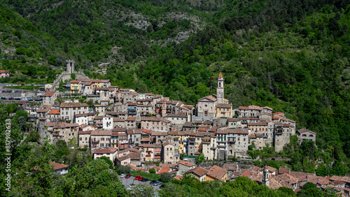 Paysage de l'arrière pays niçois autour du pittoresque vilage de Luceram au printemps