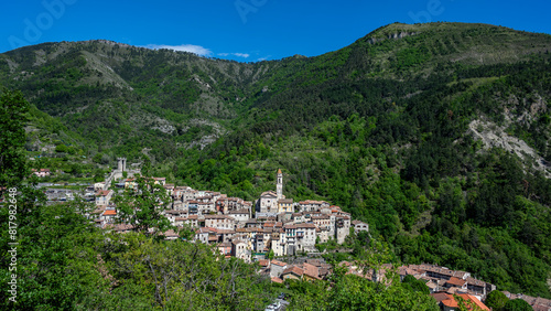 Paysage de l'arrière pays niçois autour du pittoresque vilage de Luceram au printemps