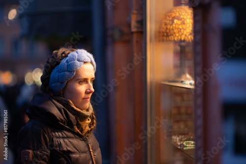 junge attraktive Frau beim shoppen auf dem Weihnachtsmarkt, Lichterglanz und weihnachtliche Stimmung in der Stadt. photo