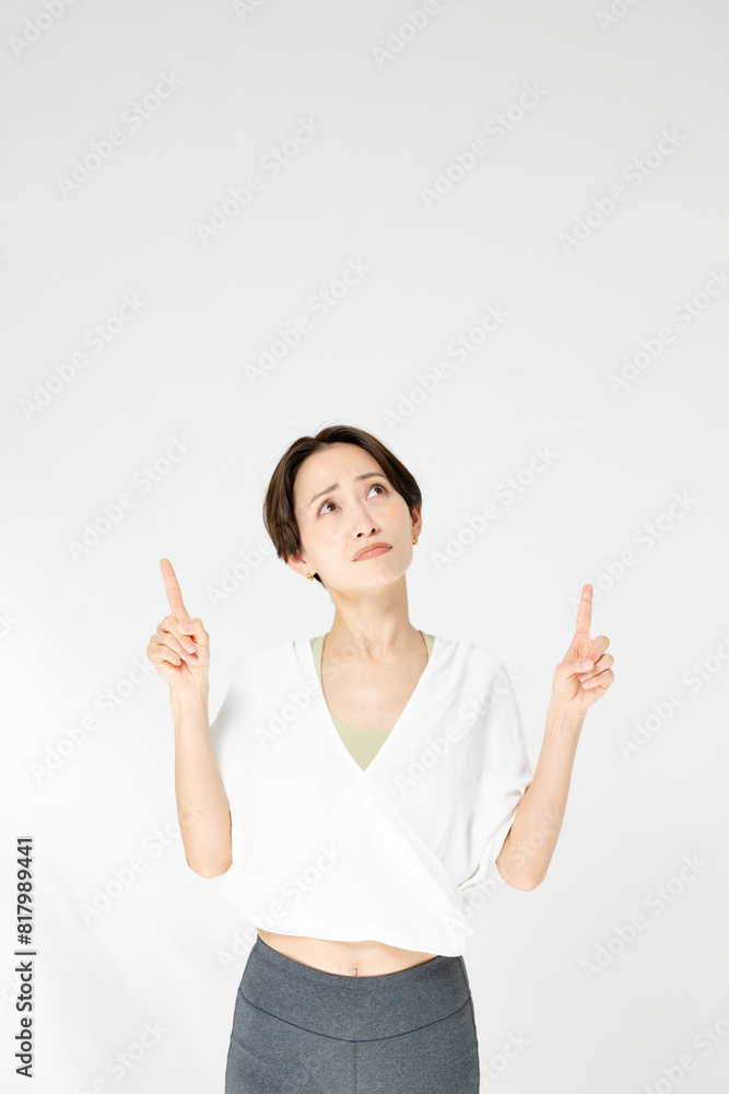 上を指差す女性 上を指差す女性