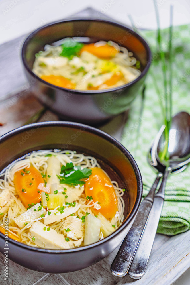 Hühnersuppe herstellung topf nudeln suppenschale gemüse 