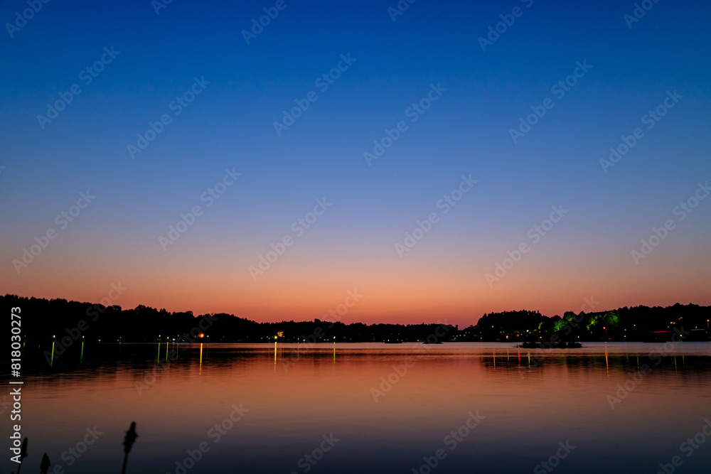 Naklejka premium 夕暮れの湖の夕焼け