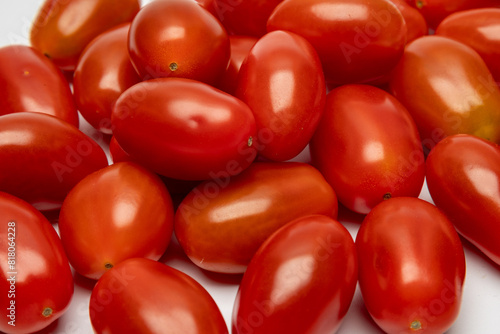 Dojrzałe czerwone pomidory na białym tle.