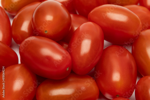 Dojrzałe czerwone pomidory na białym tle.
