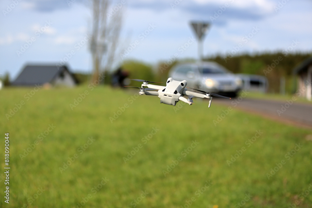Dron w locie, w powietrzu, samochody osobowe na drodze. Dron w locie, w powietrzu, samochody osobowe na drodze.