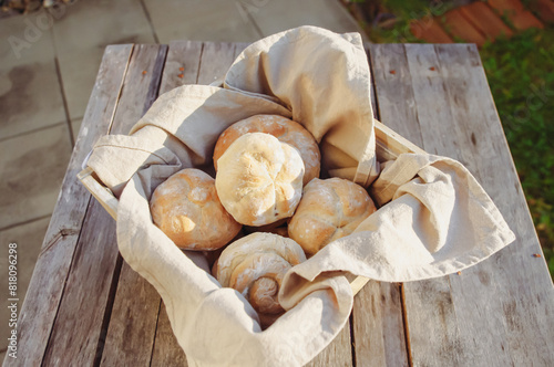 brötchen semmeln im korb serviette offen photo