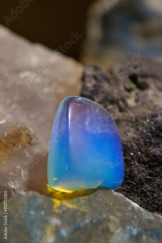 Opaline símil crystal on stones background 