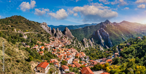 Foto The picturesque village of Castelmezzano, province of Potenza, Basilicata, Italy