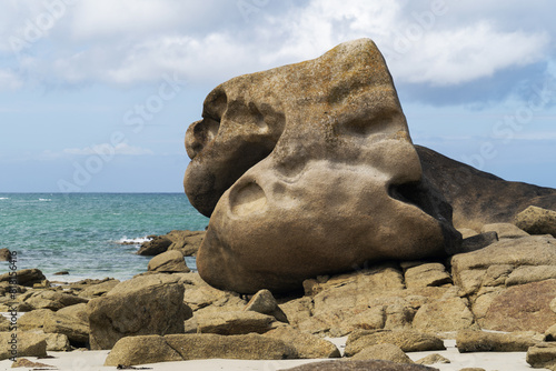 Des formations rocheuses uniques sur la côte des légendes bretonne, évoquant des récits et des mystères maritimes. photo