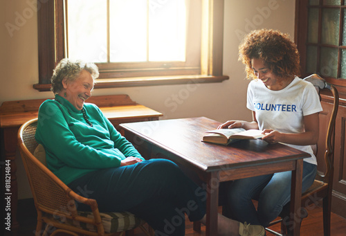 Quadro su tela Volunteer, reading and senior woman in nursing home for community service, social responsibility or outreach project
