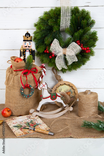 Klassisch rustikale Weihnachtsdekoration mit Holzpferd und Geschenken 