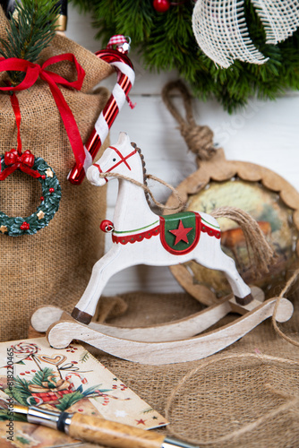 Klassisch rustikale Weihnachtsdekoration mit Holzpferd und Geschenken 