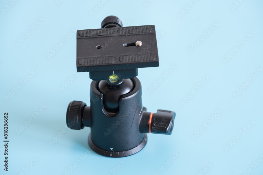 tripod head with interchangeable platform for mounting a professional camera