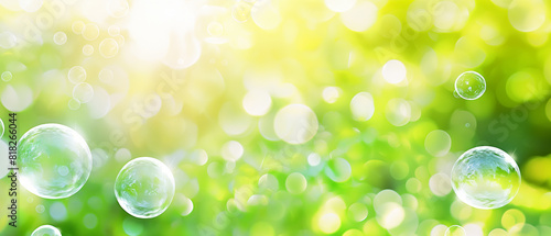  Lindas bolhas de sabão transparentes e brilhantes flutuando no fundo fresco e natural do verão photo