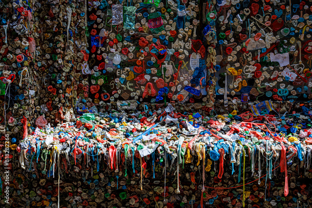 Fototapeta premium Sun pours onto the Seattle Bubble gum wall