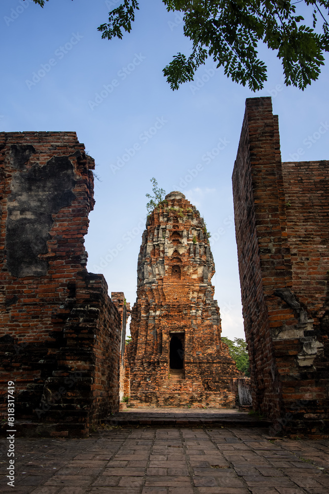 Fototapeta premium Historic ruins of Wat Maha That temple in Ayutthaya, Thailand.
