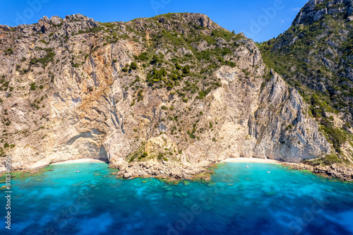 Die Strände Kastelli Beach auf Korfu mit türkis blauem Wasser