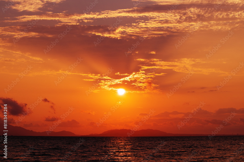 沖縄県小浜島　トゥマールビーチから撮影した朝日