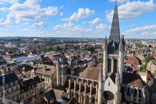 Vue aérienne panoramique sur les toits de la ville de Dijon, en Côte d’Or / Bourgogne, avec l’église Notre-Dame au premier plan (France) photo