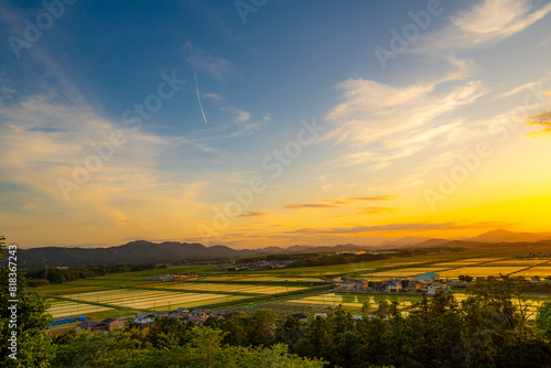 夕陽に照らされる田園
