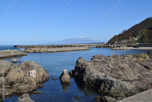 加茂海岸周辺の風景 ／ 山形県庄内浜の加茂海岸には、天然の良港として発展した加茂港、県立加茂水産高等学校、県水産試験場が立地しており、山形県の海洋研究・海洋教育の拠点としての役割も担っています。また、山形県内唯一の水族館である鶴岡市立加茂水族館があり、世界一多くの種類の「くらげ」を展示する水族館として、ギネス世界記録に認定されています。 photo