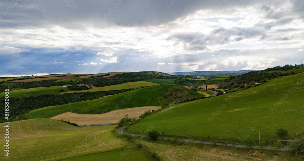 Naklejka premium Ciel nuageux et campagne