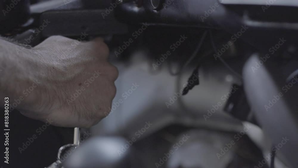 Mano de hombre pone en marcha vehículo, llave de automovil. Mano gira la llave de camioneta.