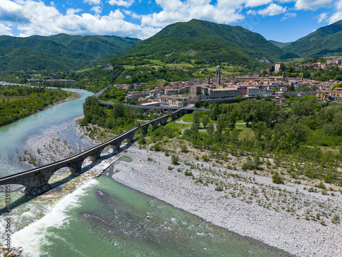 Quadro su tela Aerial view of Bobbio village and its ancient bridge