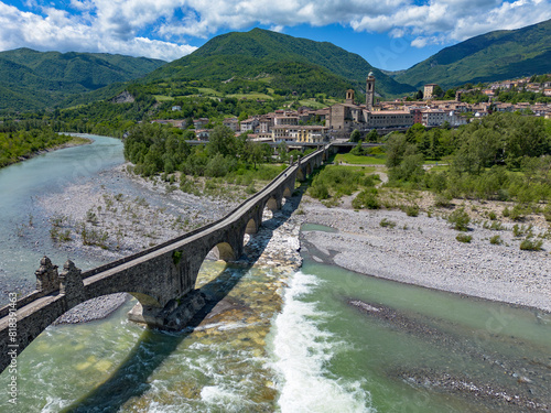 Tableau sur toile Aerial view of Bobbio village and its ancient bridge