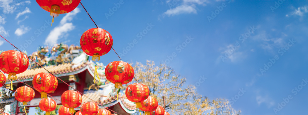 Obraz premium Chinese new year lantern in chinatown area..Chinese alphabet Daji dali on Lantern meaning profitable trade