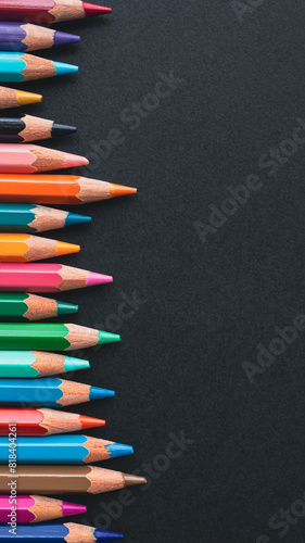 色鉛筆　色彩　色　教育　黒背景