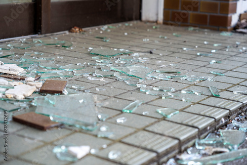 窓が割れ、地面に飛散しているガラス