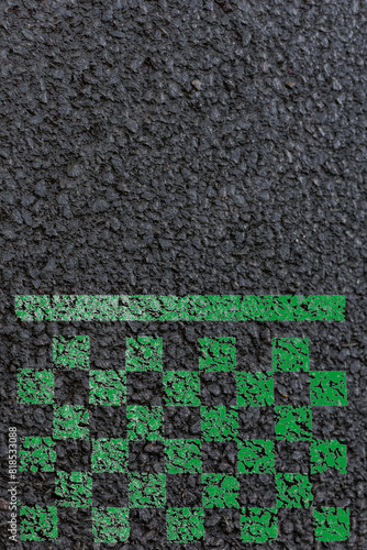 Damier à la peinture verte sur asphalte  © Unclesam