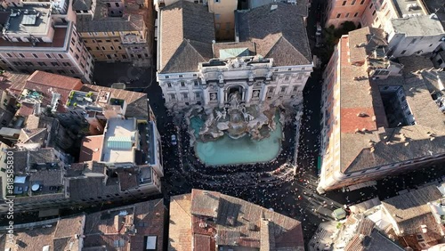 La fontana di Trevi a Roma, gremita di turisti, vista dall'alto.
Ripresa aerea con drone di Fontana di Trevi piena di visitatori in una giornata estiva. photo