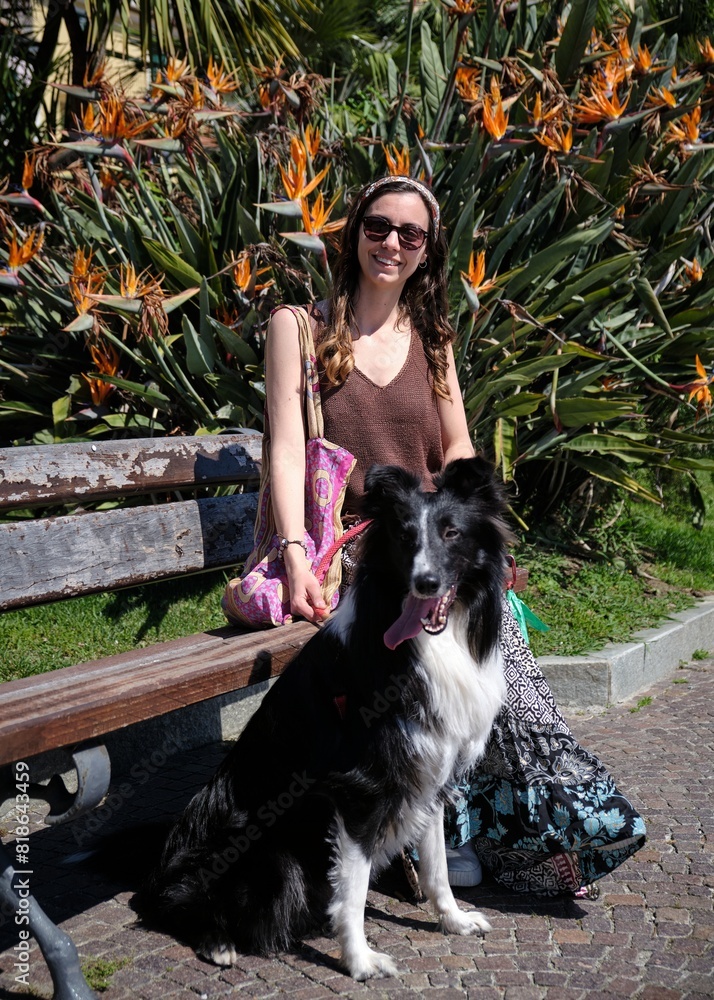 Foto scattata nel centro storico di Noli (SV) ad una ragazza in posa con il suo cucciolo di border collie.