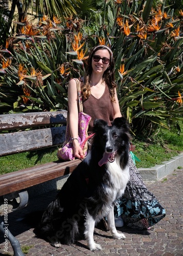 Obraz na płótnie Foto scattata nel centro storico di Noli (SV) ad una ragazza in posa con il suo cucciolo di border collie. w salonie