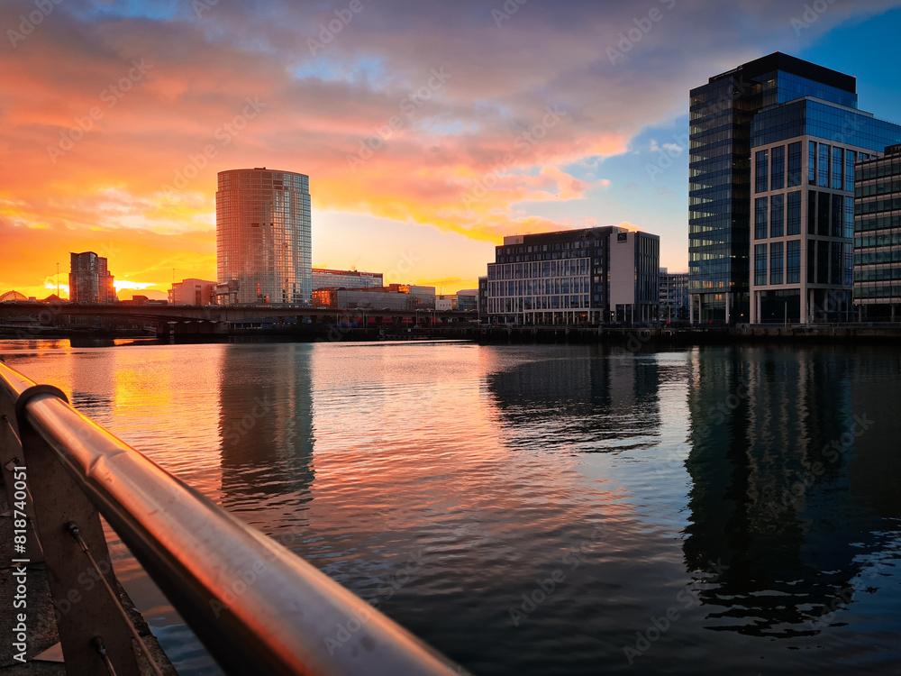 Fototapeta premium Beautiful sunrise over the beautiful city skyline of Belfast, Northern Ireland