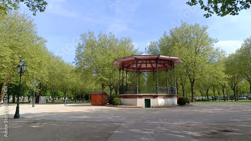 kiosque du parc des Champs Élysées dans la ville de Saint-Quentin photo