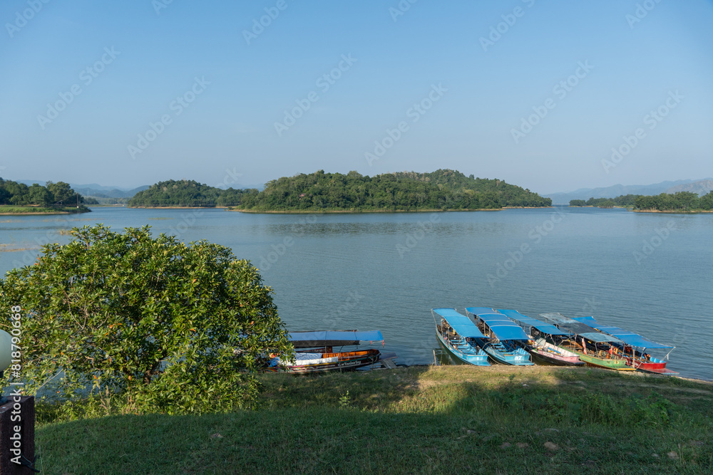 Obraz premium Kraeg Krachen National Park headquarters view to the lake with boats and Monkey Island.