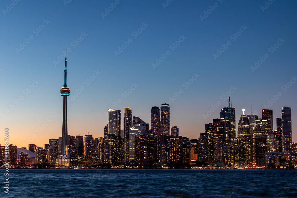 Obraz premium Toronto skyline during a sunset -Toronto, Ontario