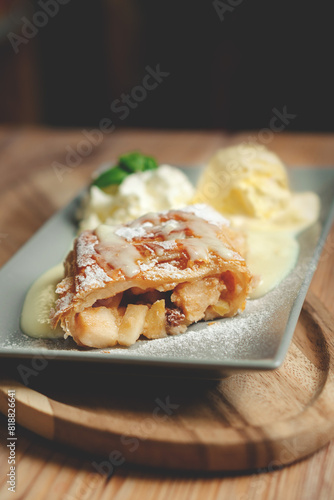 apple pie with vanilla ice cream