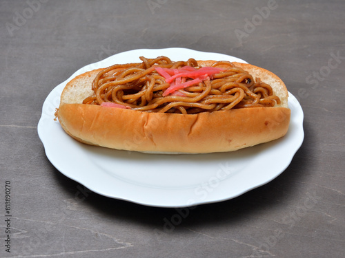 白い皿に乗ったおいしそうな焼きそばパン