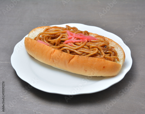 白い皿に乗ったおいしそうな焼きそばパン