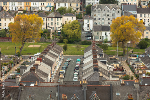 Tableau sur toile View along streets and over crowded rooftops of  housing in Plymouth, Devon, Eng