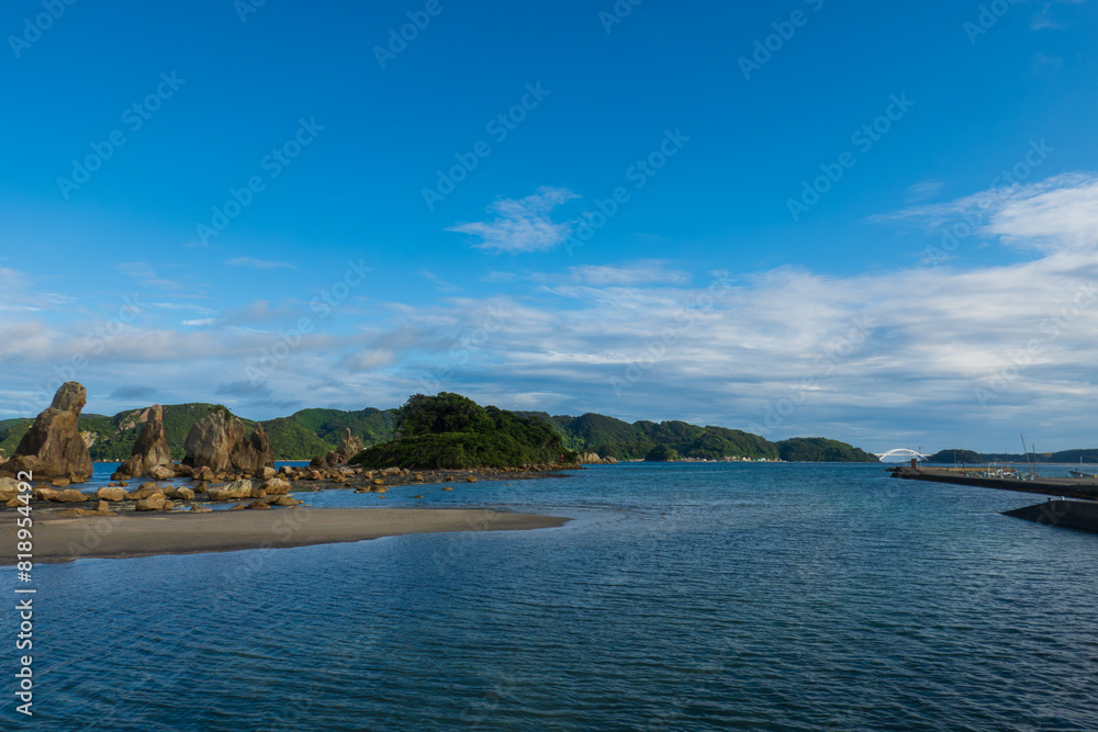Fototapeta premium 青空と海の岩場